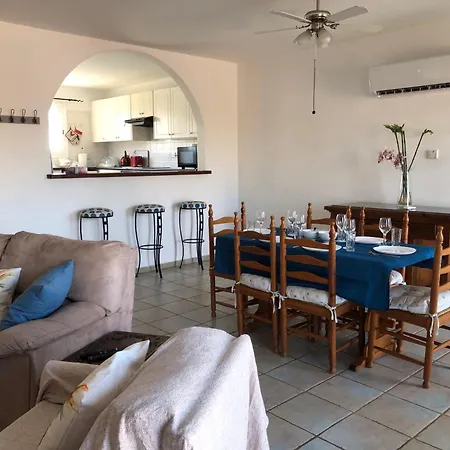 Spacious 3-bed - 5-min To St Georges - Perfect For Families Klorakas