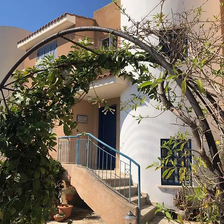 Spacious 3-bed - 5-min To St Georges - Perfect For Families Villa